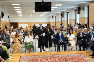 El presidente del TSJPV junto a su madrina, la magistrada Inés Soria